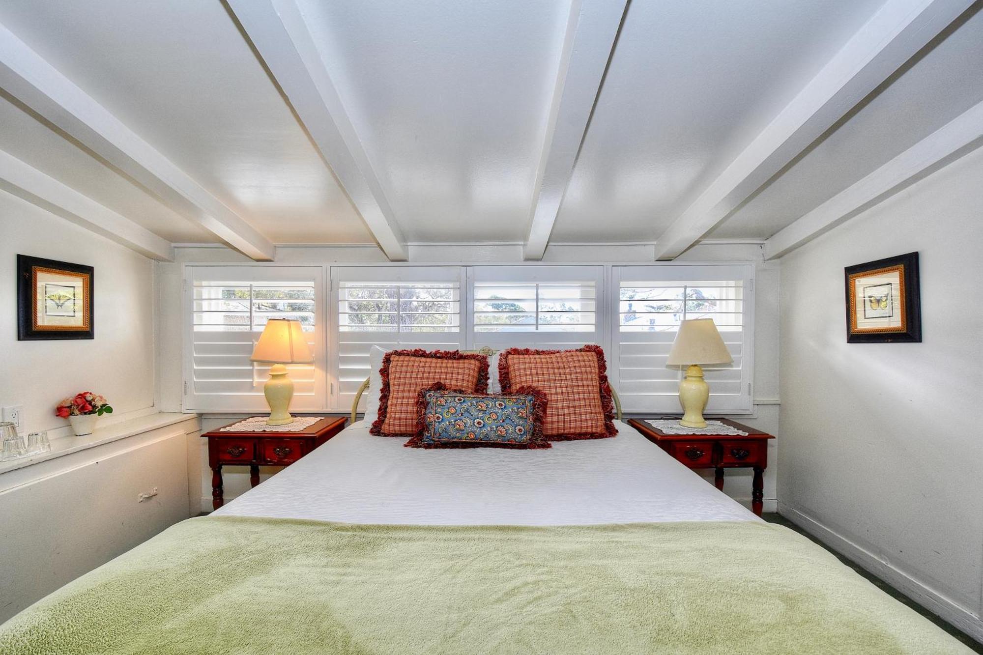 Carmel Green Lantern Inn Bagian luar foto