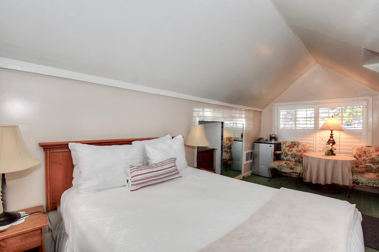 Carmel Green Lantern Inn Bagian luar foto